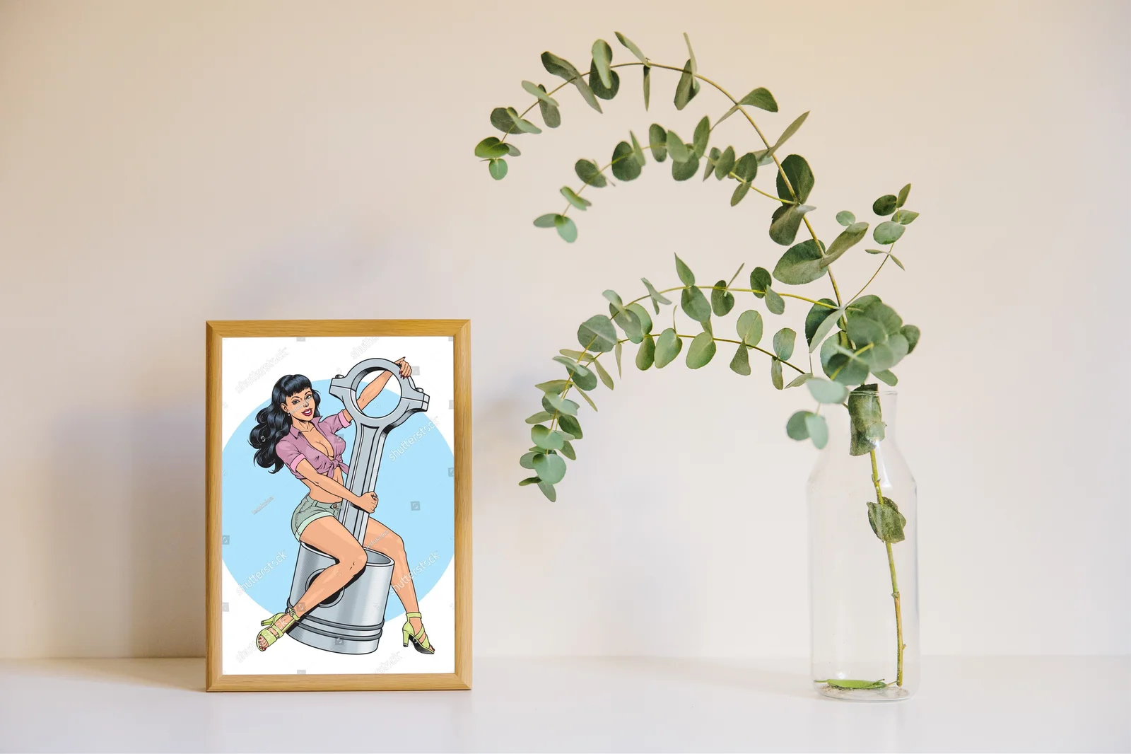 Zmysłowa pin-up w retro stylu przy silniku
