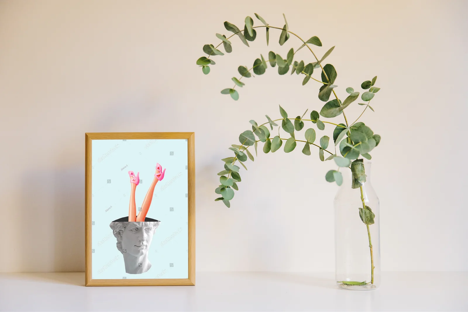 Surrealistyczna kompozycja z głową Dawida