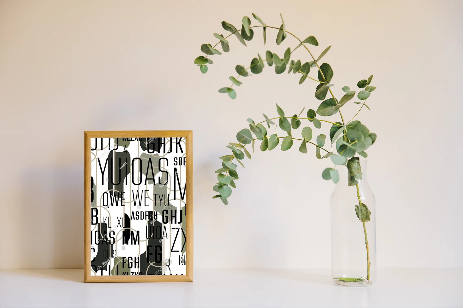 Abstrakcyjny motyw liter w eleganckich odcieniach