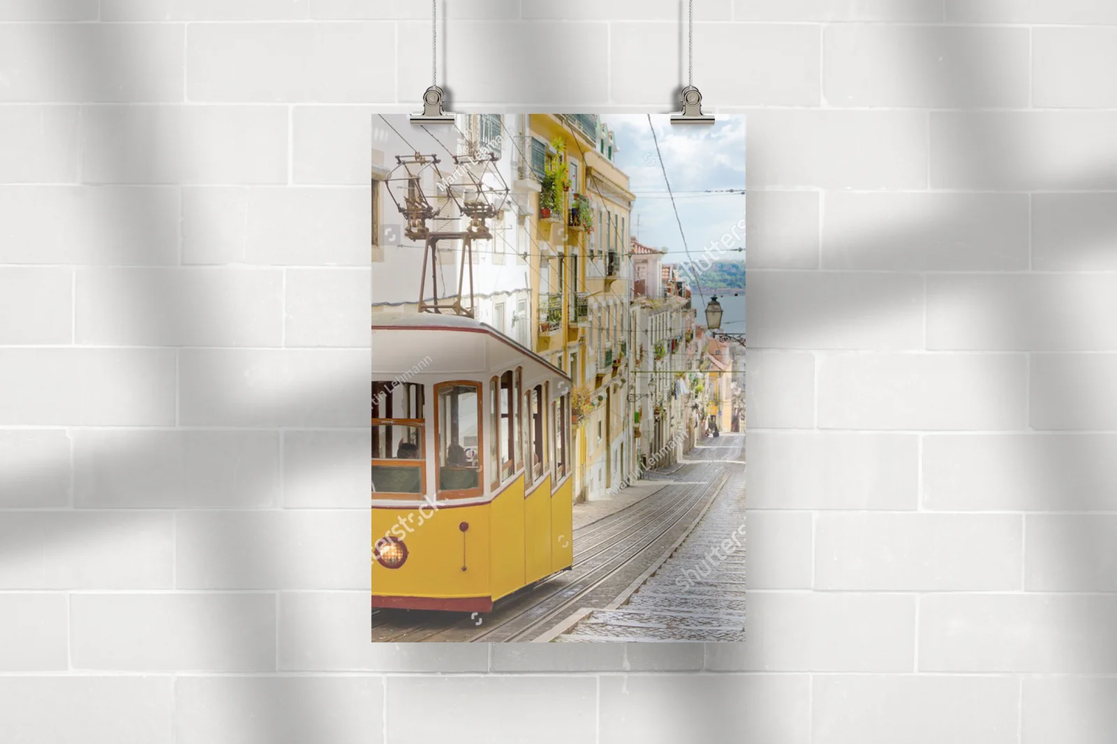 Zabytkowy tramwaj na wileńskich uliczkach