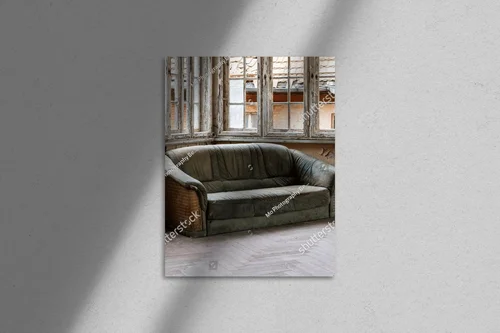 Zanurzenie w nostalgii: stary skórzany sofa