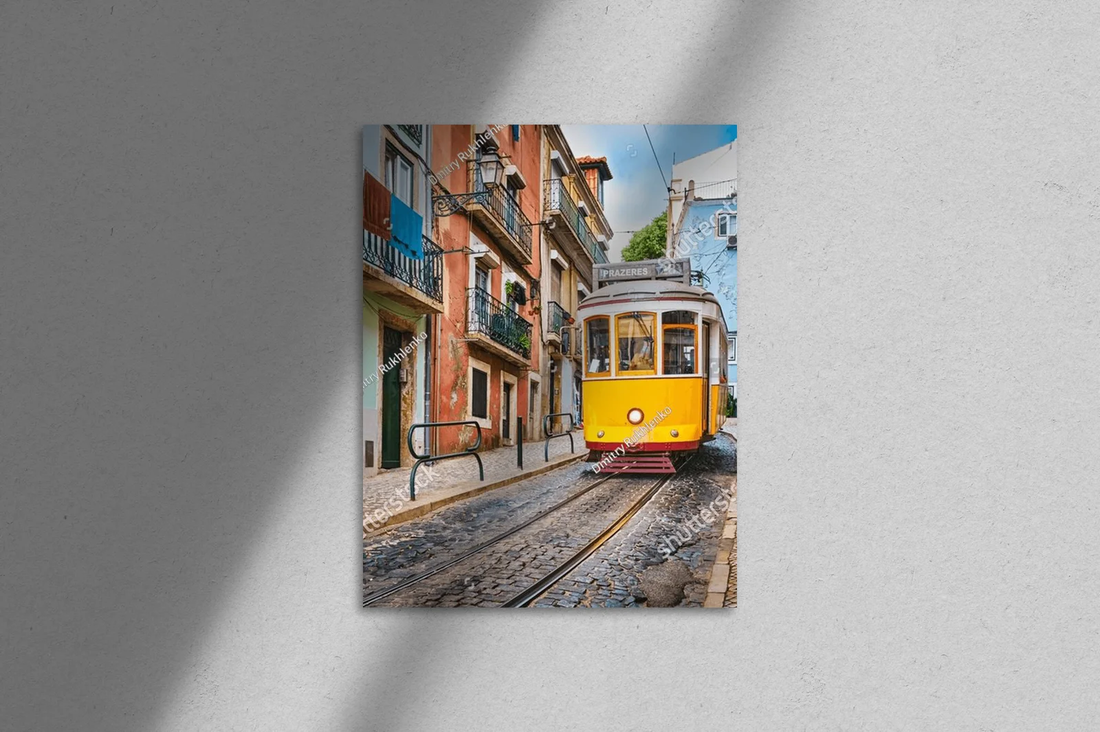 Urokliwy żółty tramwaj w malowniczej Lizbonie