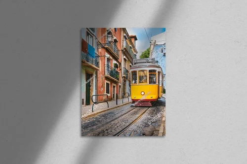 Urokliwy żółty tramwaj w malowniczej Lizbonie