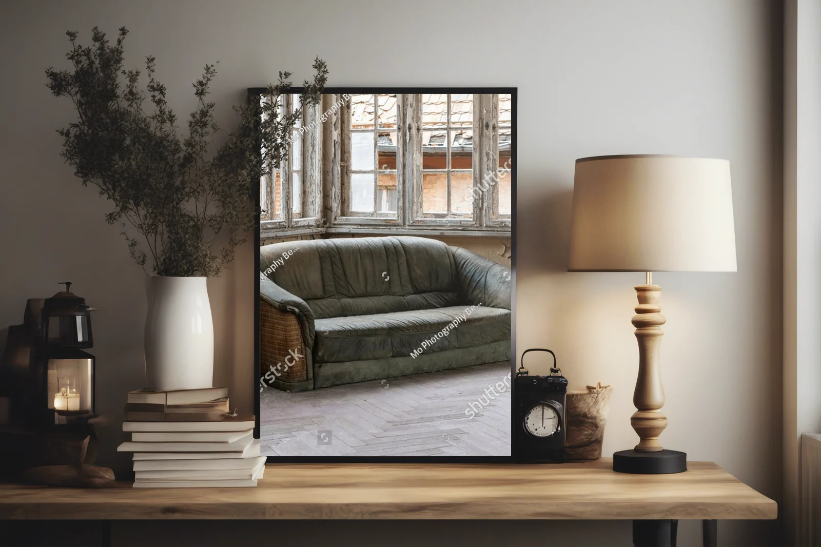 Zanurzenie w nostalgii: stary skórzany sofa
