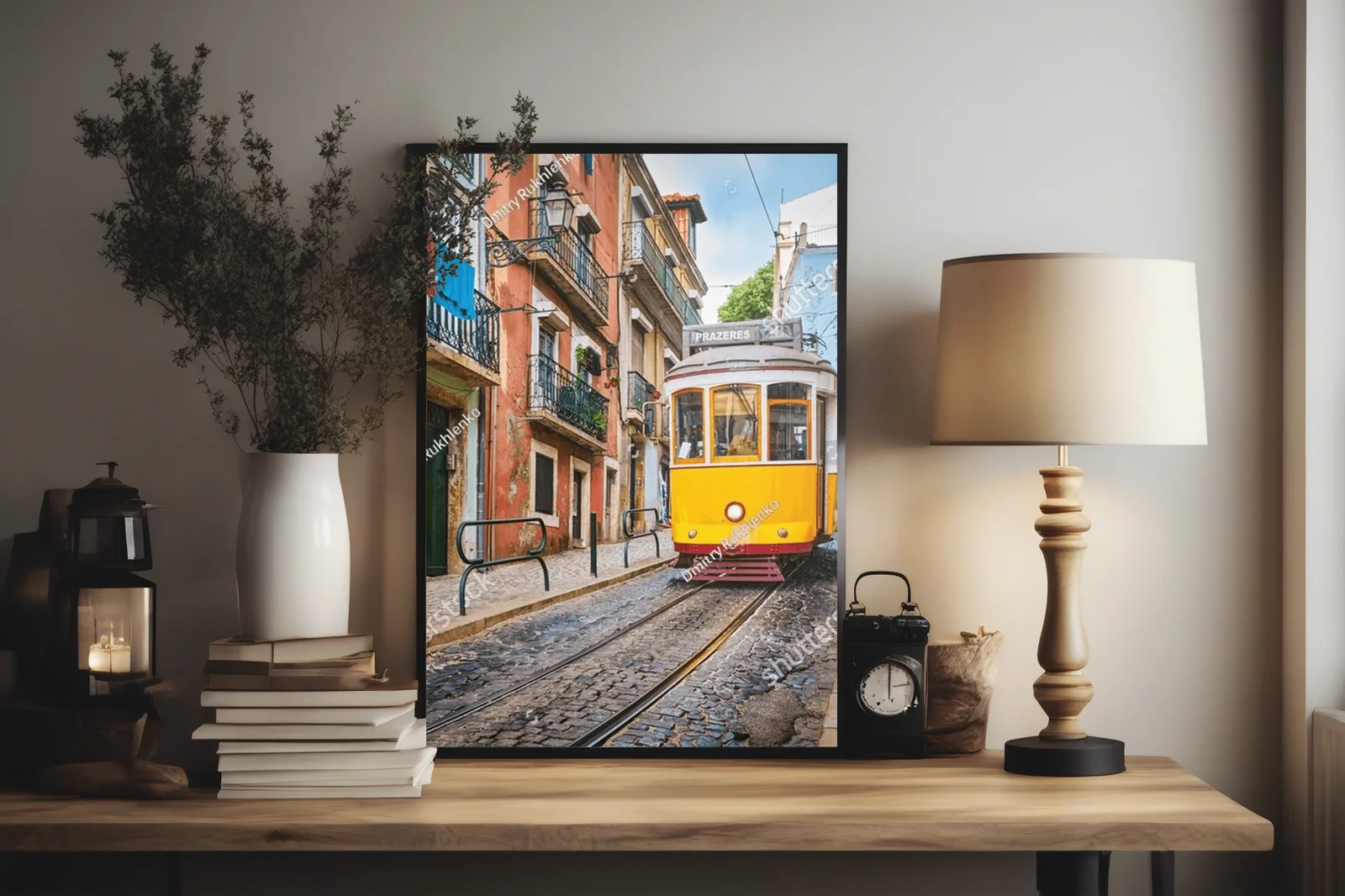 Urokliwy żółty tramwaj w malowniczej Lizbonie