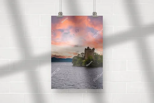 Urquhart Castle nad Loch Ness w ognistym świetle zachodu