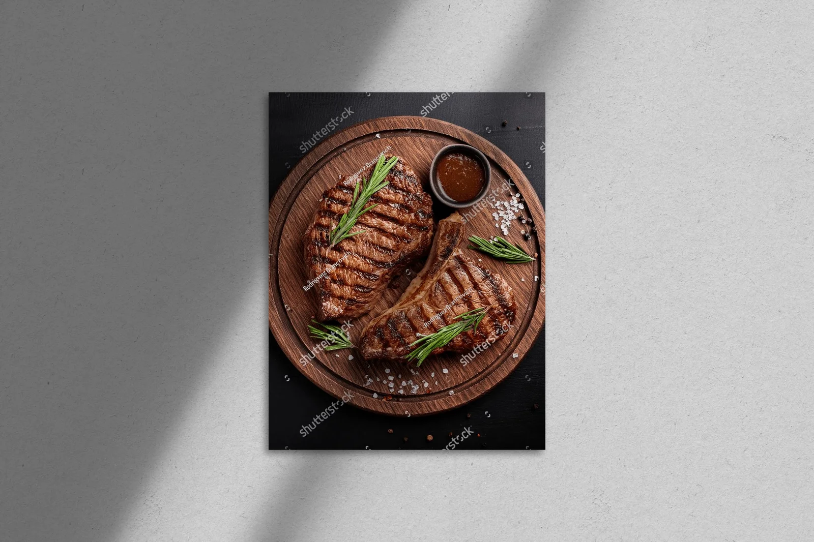 Aromatyczne grillowane steki w głębokiej tonacji
