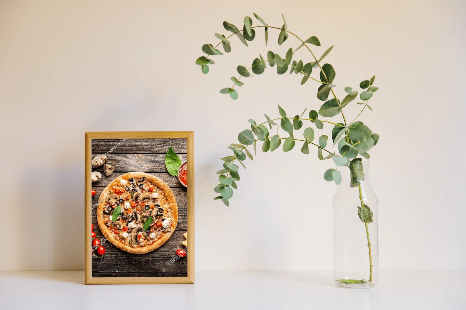 Wykwintna pizza warzywna w kolorowej aranżacji