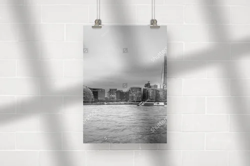 Monochromatyczny pejzaż Londynu nad Tamizą