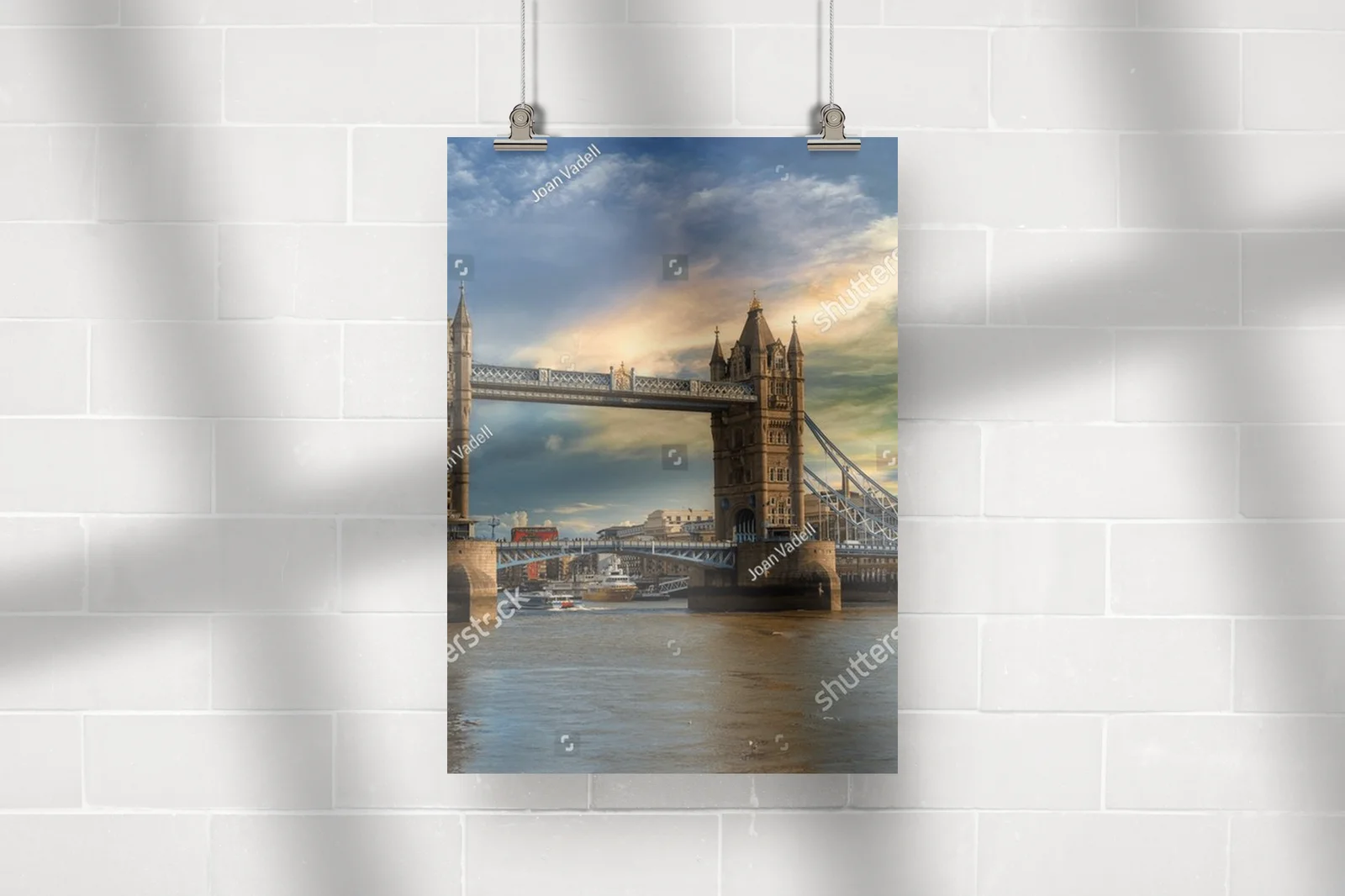Zachwycający Tower Bridge w tajemniczej atmosferze Londynu