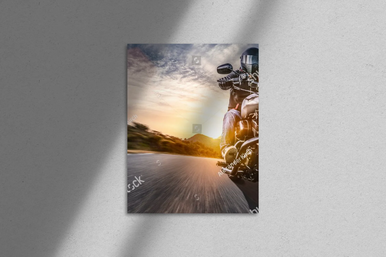 Wyjątkowa podróż na motocyklu w szarych tonach