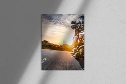 Wyjątkowa podróż na motocyklu w szarych tonach