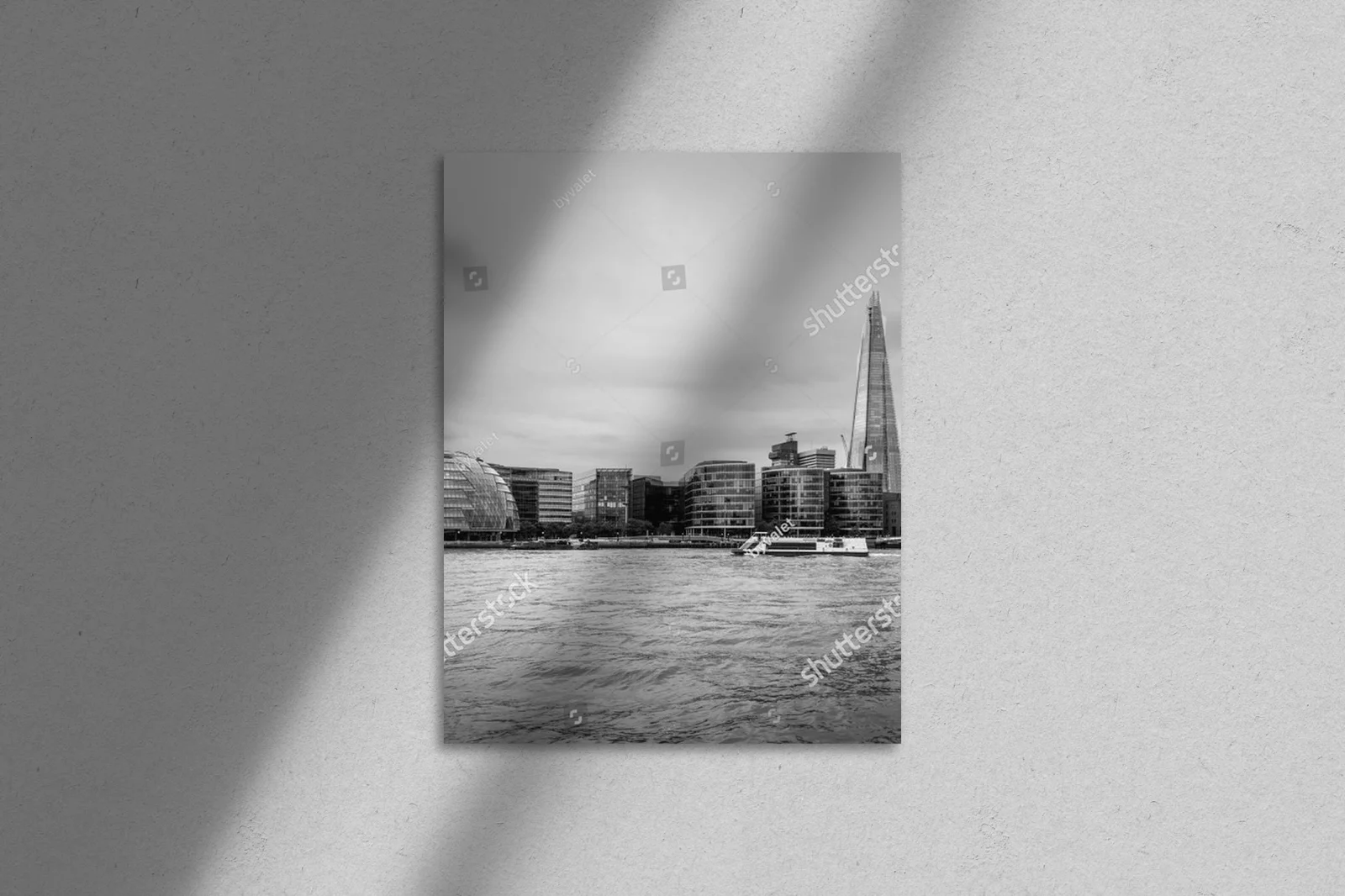 Monochromatyczny pejzaż Londynu nad Tamizą