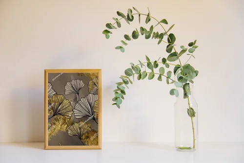 Nowoczesny mural z liśćmi miłorzębu w złotych tonach