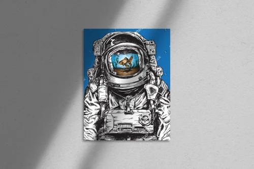 Kosmiczny astronauta z rybkami w złotej otoczce