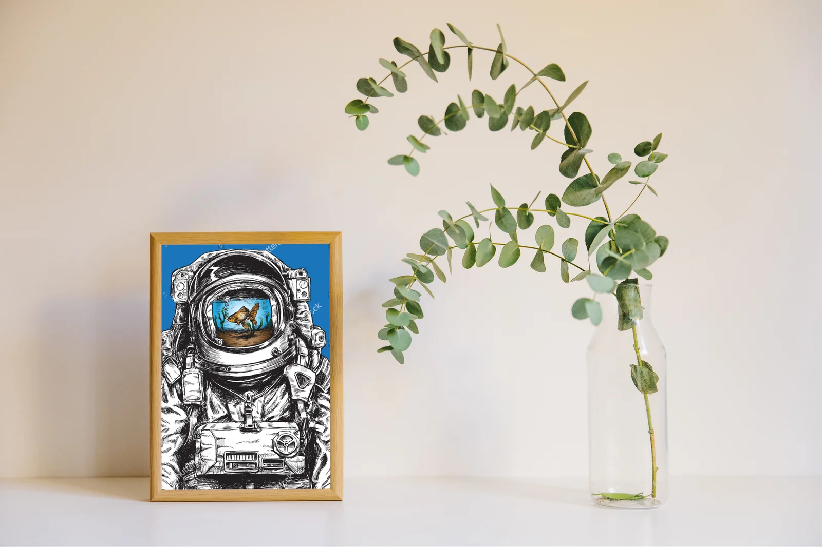 Kosmiczny astronauta z rybkami w złotej otoczce