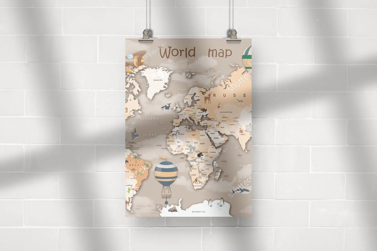 Beżowa mapa świata z bajkowymi zwierzętami i balonami
