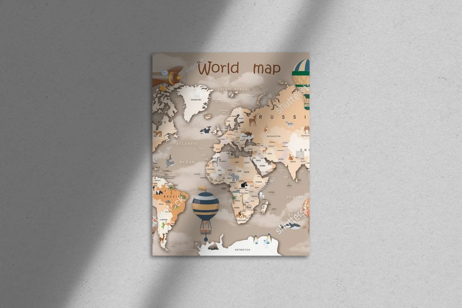 Beżowa mapa świata z bajkowymi zwierzętami i balonami