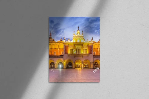 Nocna panorama Sukiennic z niebieskimi akcentami