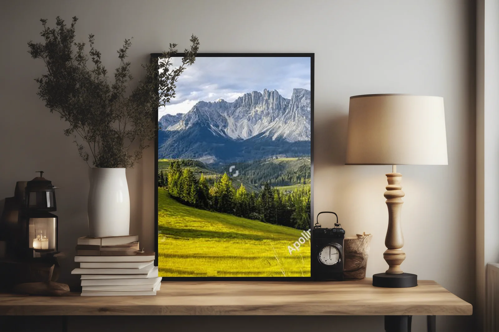 Panoramiczny widok alpejskiej łąki latem