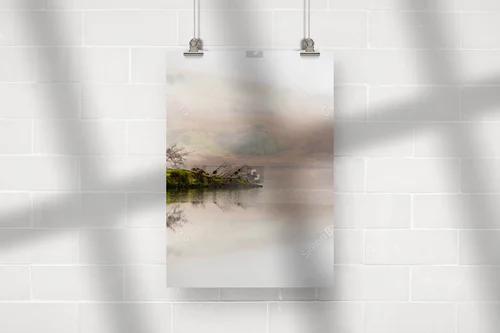 Wyspa na Crummock Water w mistycznej aurze