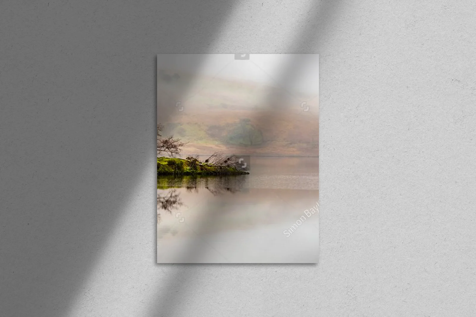 Wyspa na Crummock Water w mistycznej aurze