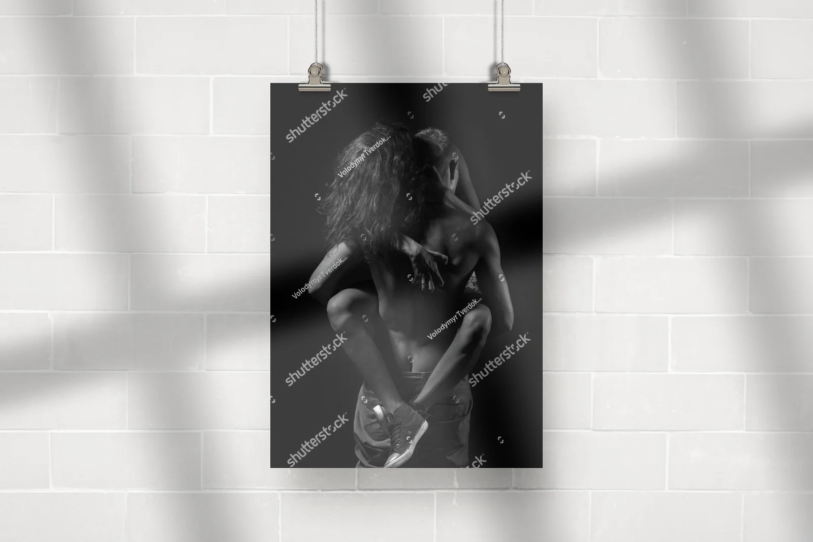 Intymna aranżacja miłości w monochromatycznej scenerii