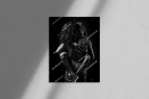 Intymna aranżacja miłości w monochromatycznej scenerii