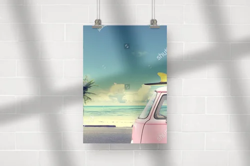 Retro van na plaży z deską surfingową