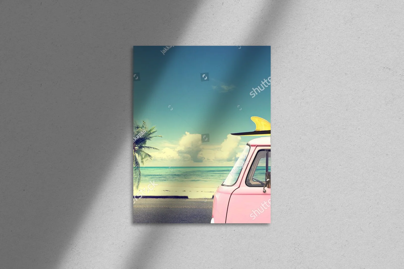 Retro van na plaży z deską surfingową