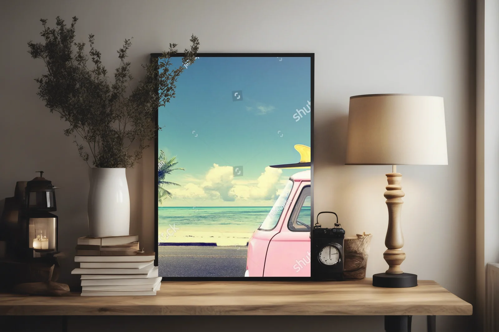 Retro van na plaży z deską surfingową