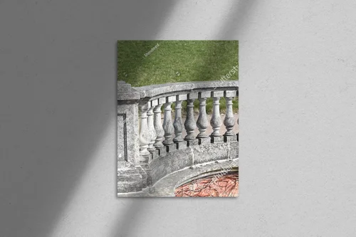 Antyczne kamienne balustrady w nostalgicznych barwach