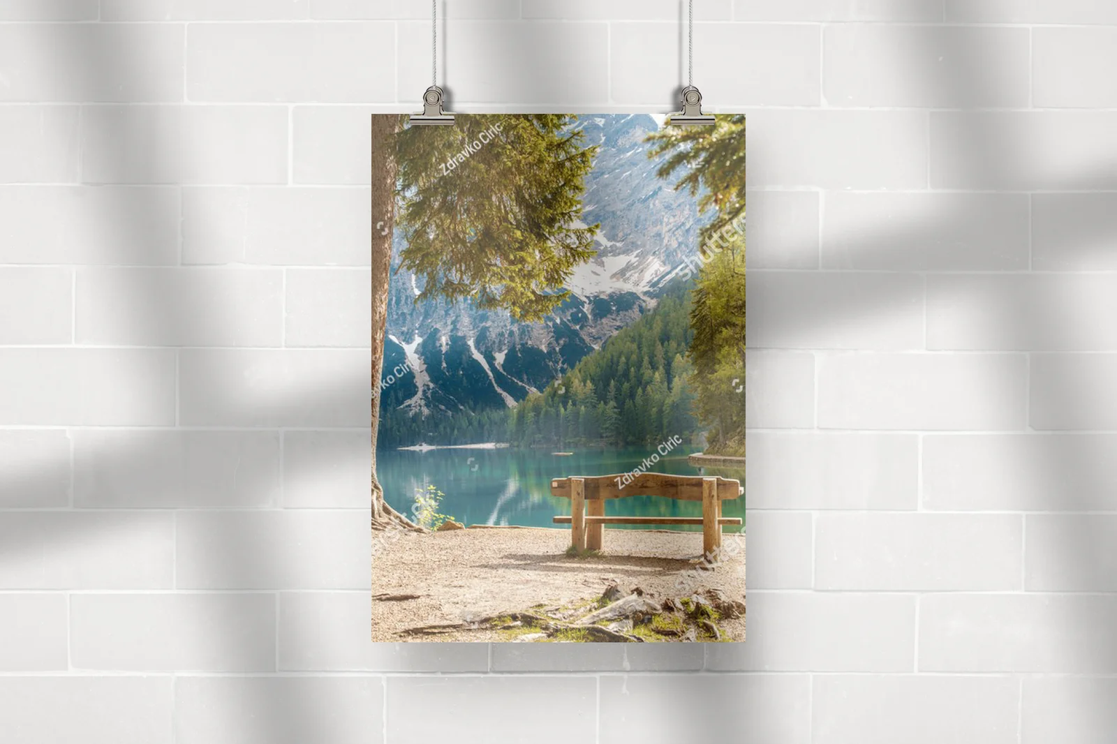Sielankowy krajobraz jeziora Braies w Alpach