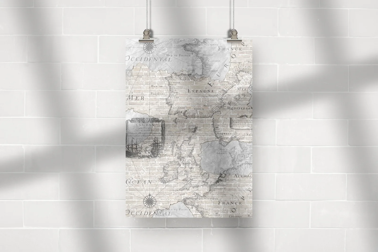 Wielowymiarowa mapa mórz na surowej ceglanej ścianie