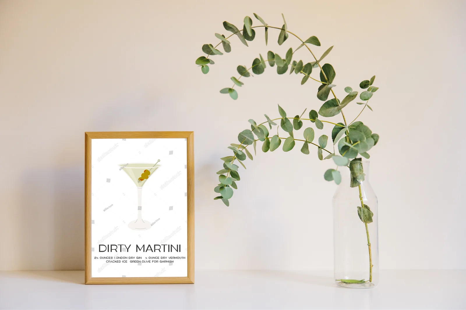 Elegancki Dirty Martini w minimalistycznej aranżacji