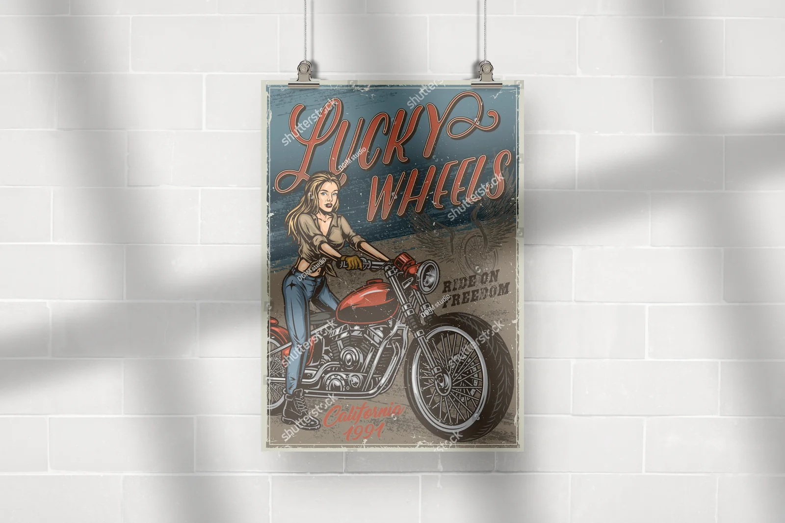 W vintage stylu: kolorowy motocykl z piękną bikerką