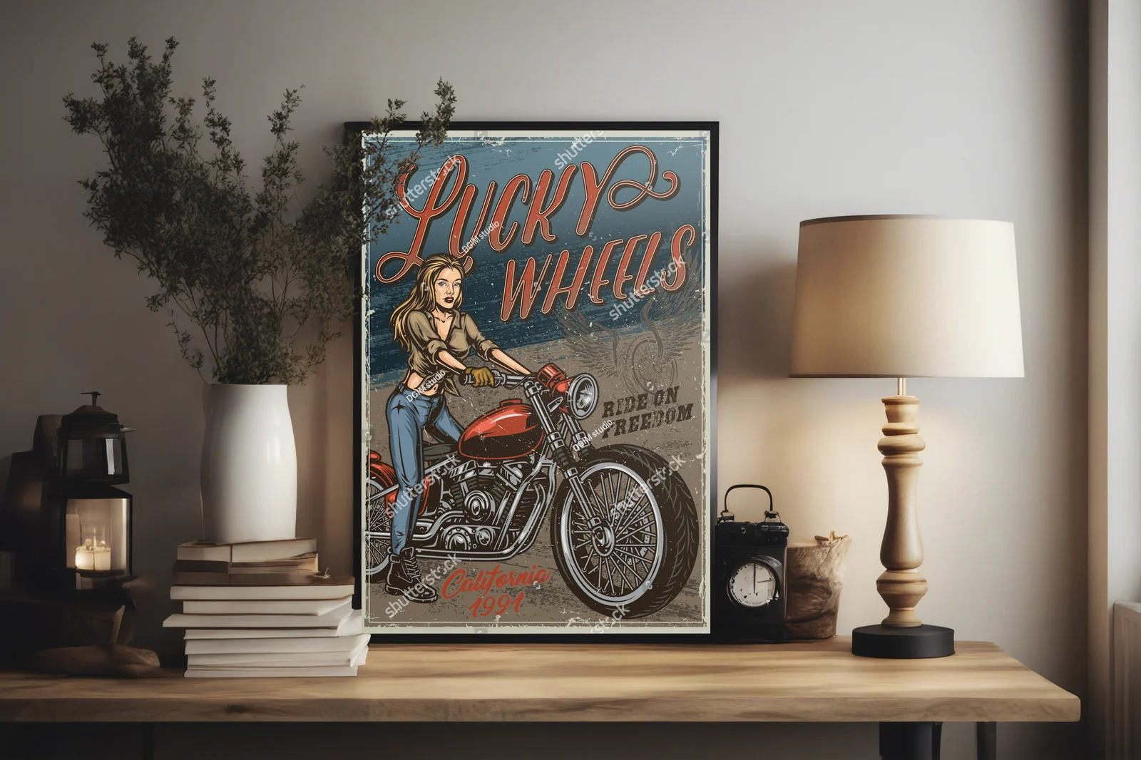 W vintage stylu: kolorowy motocykl z piękną bikerką