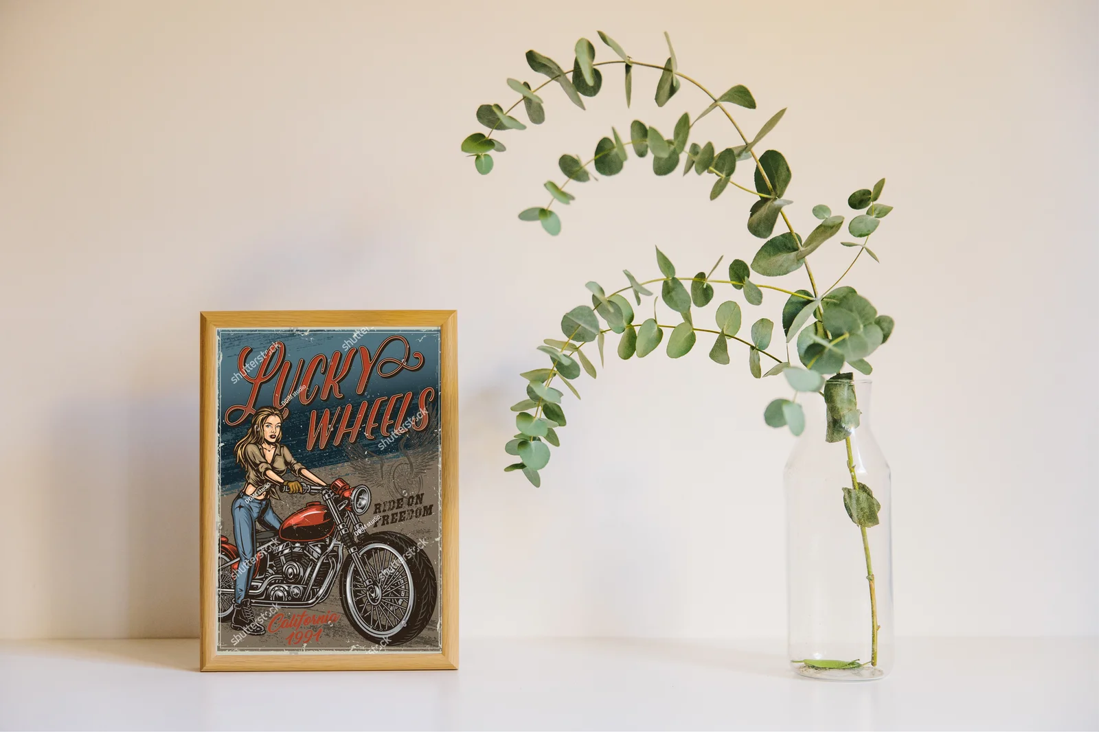 W vintage stylu: kolorowy motocykl z piękną bikerką