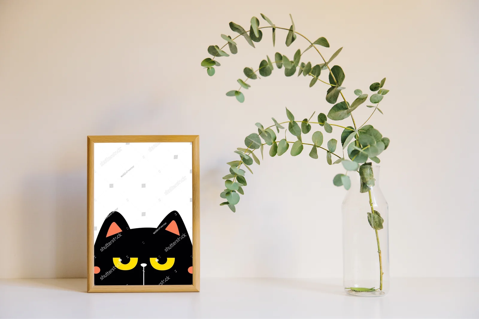 Zabawny kotek z wielkimi oczami w minimalistycznym stylu