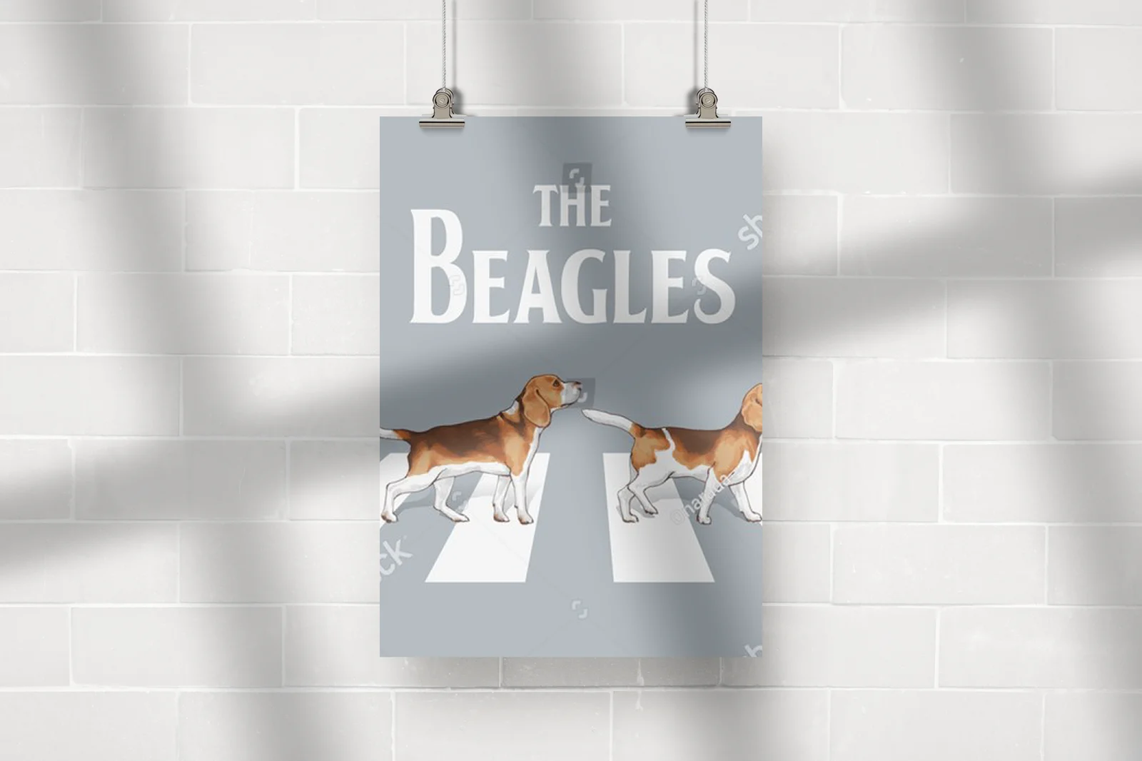 Wesołe beagle w retro stylu na ulicy