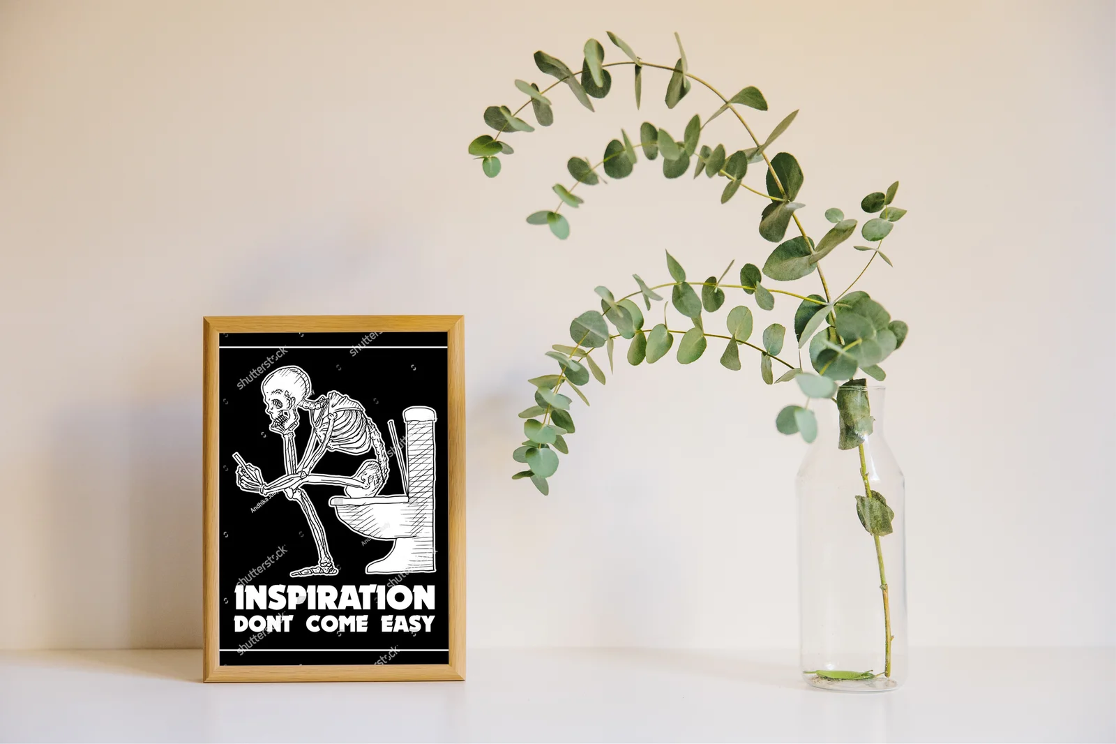 Zabawny skeleton w retro toalecie pełen inspiracji