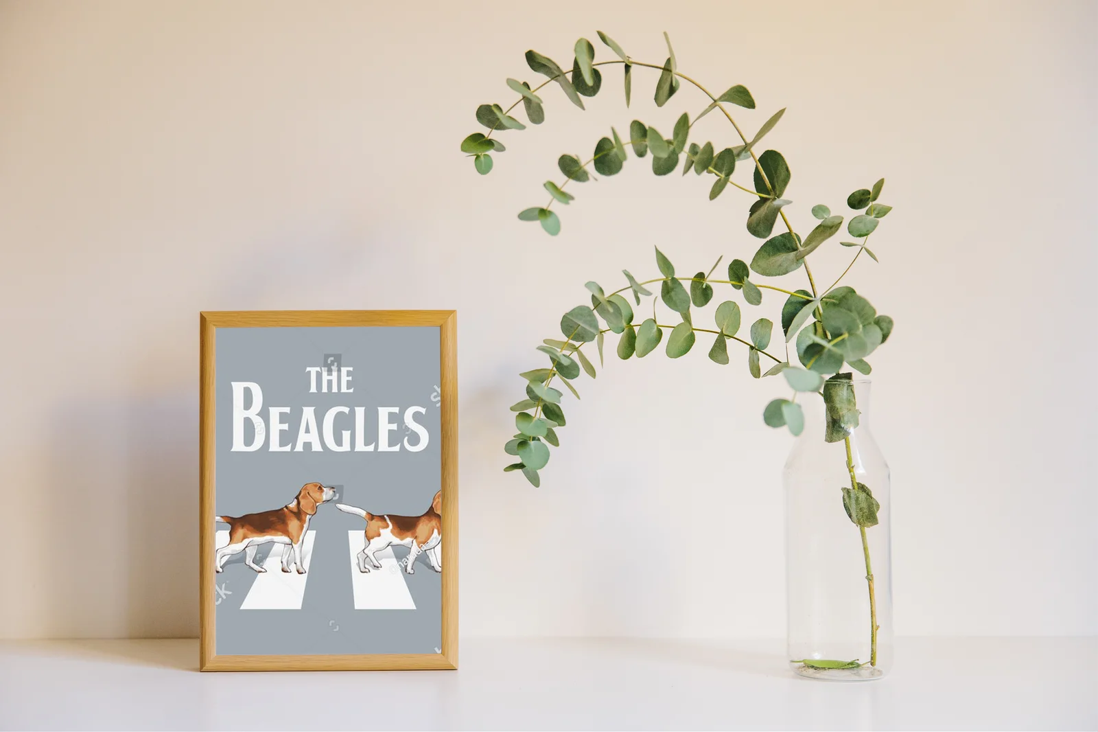 Wesołe beagle w retro stylu na ulicy