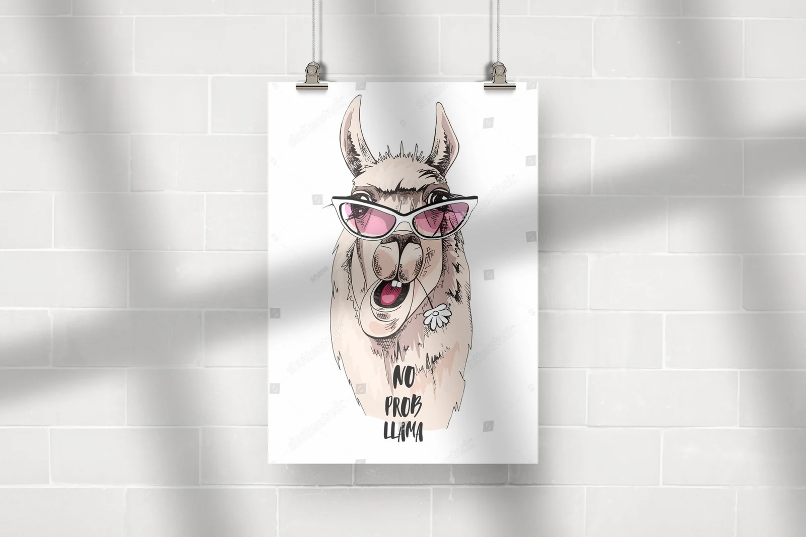 Urocza lama w różowych okularach na humorystycznym tle