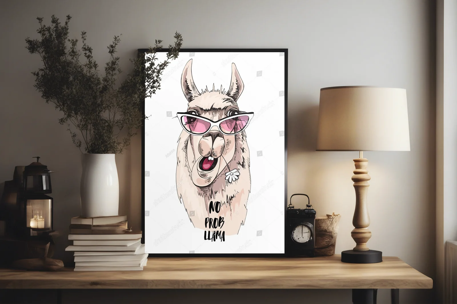 Urocza lama w różowych okularach na humorystycznym tle
