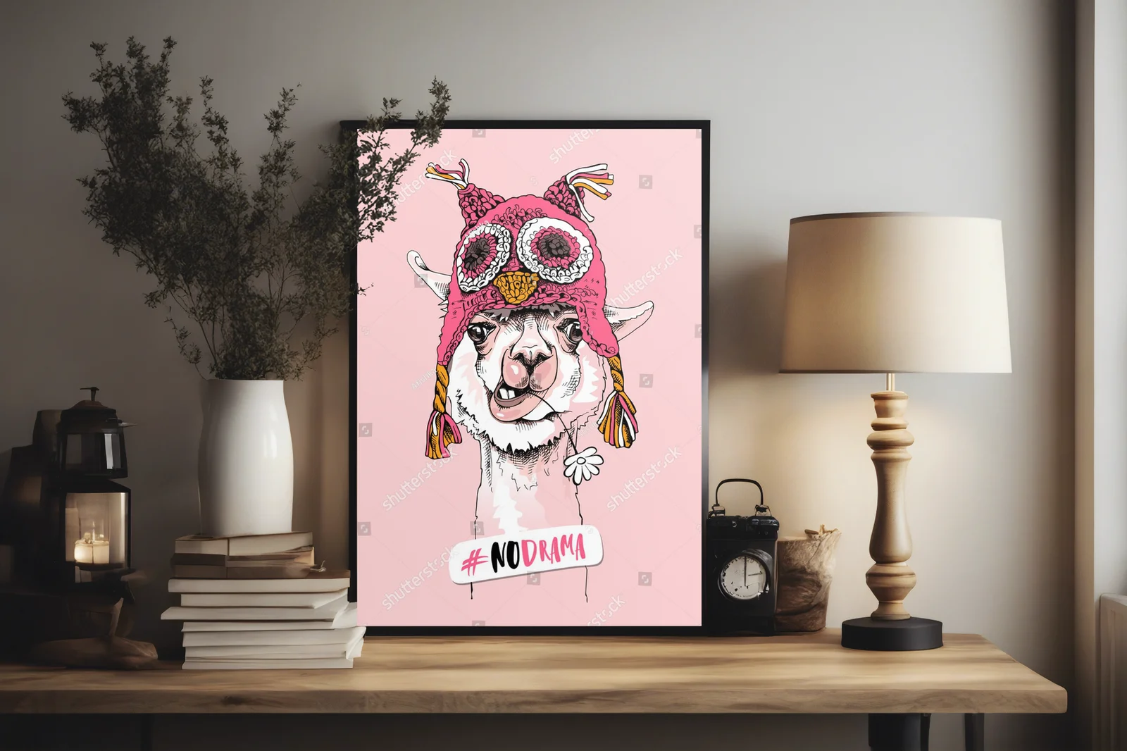 Radosny portret lamy w różowym kapeluszu