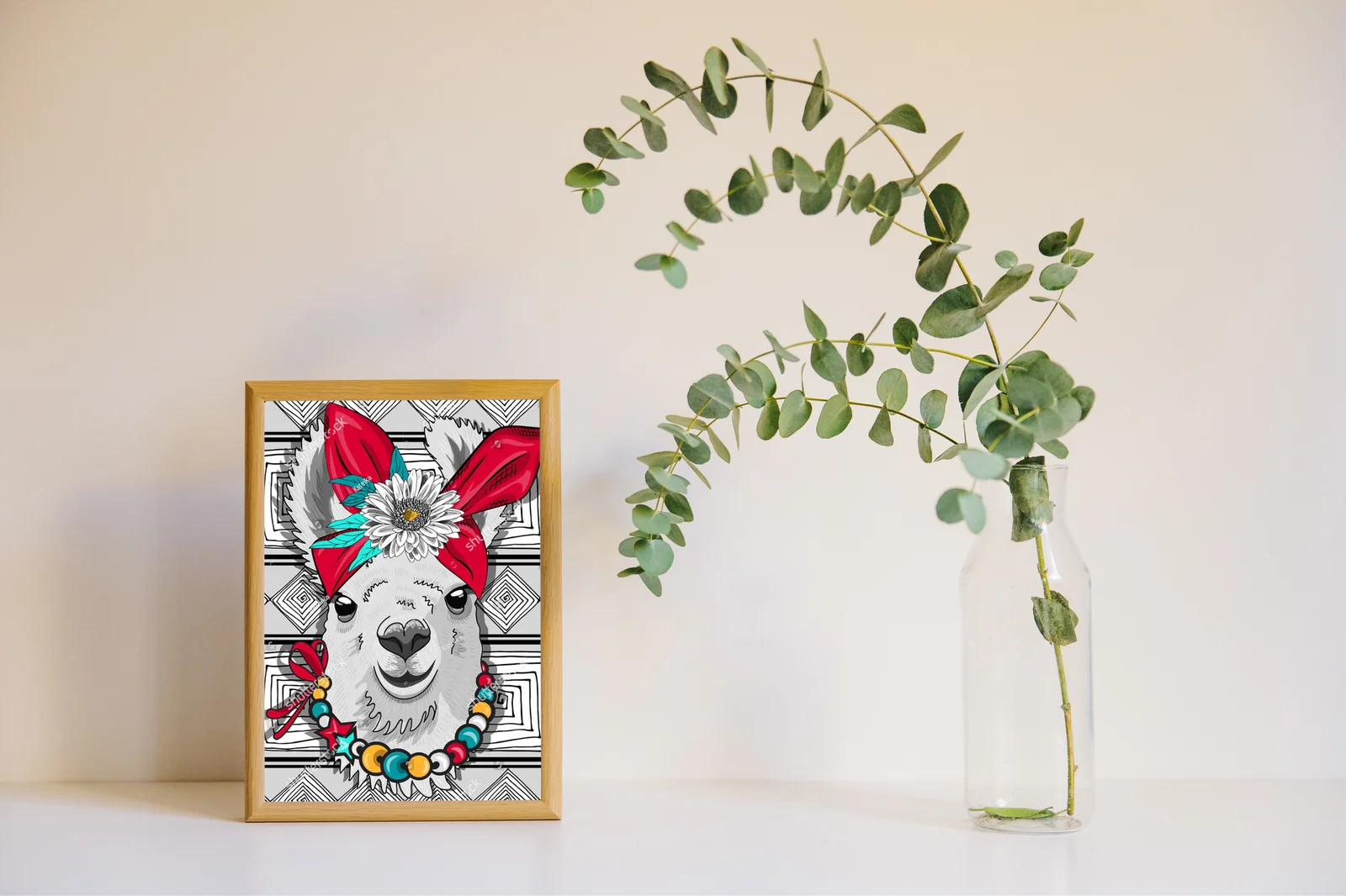Elegancka lama w romantycznym otoczeniu kwiatów