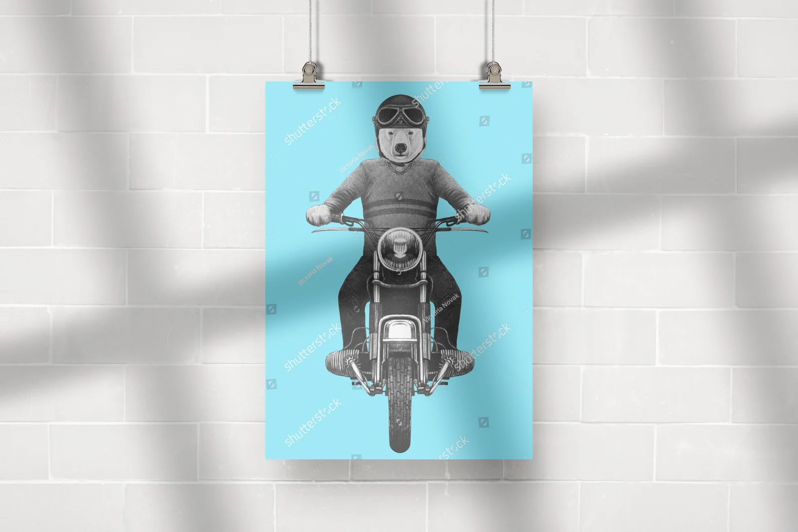 Zimowy portret białego niedźwiedzia na motocyklu