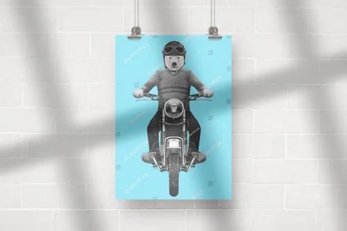Zimowy portret białego niedźwiedzia na motocyklu