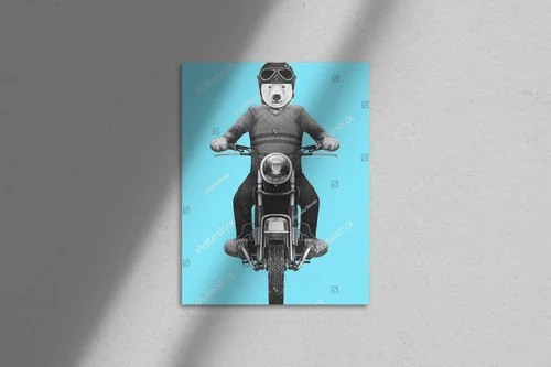 Zimowy portret białego niedźwiedzia na motocyklu