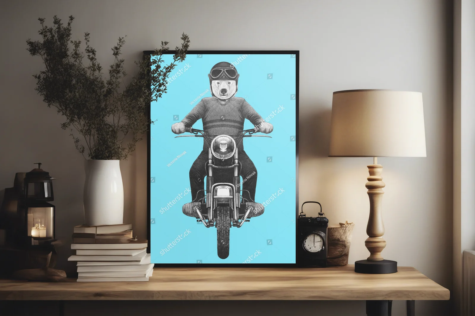 Zimowy portret białego niedźwiedzia na motocyklu